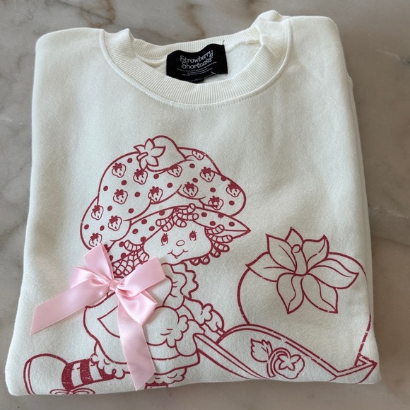 Strawberry Shortcake Sweatshirt Size Medium Cream Pink Red NWOT - Picture 4 of 9